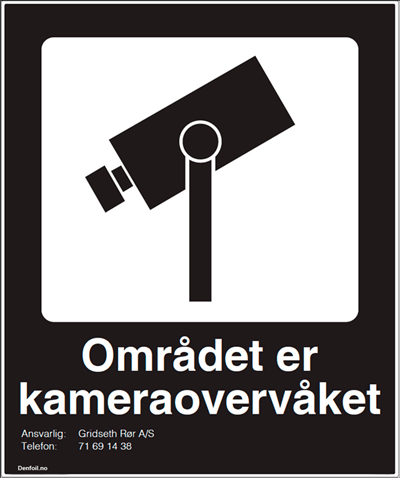 Skilt med symbol av videokamera for kameraovervåking og teksten Området er kameraovervåket. Foto.