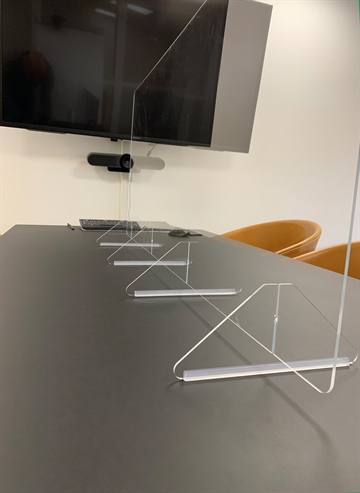 Nærbilde av XL Borddeler i 3 mm klar akryl til møtelokaler/ kontor. JO Safety Norge AS 