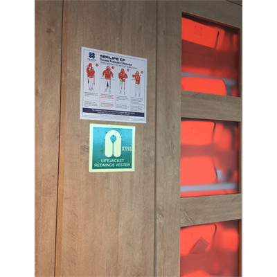 Bilde fra Bastø IV ferge som viser hvordan de har merket skapet der de oppbevarer redningsvester med et imo symbol for lifejacket. Foto.